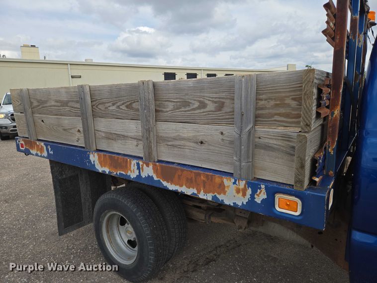 image for item EN8420 2003 Chevrolet  Silverado 3500 flatbed pickup truck