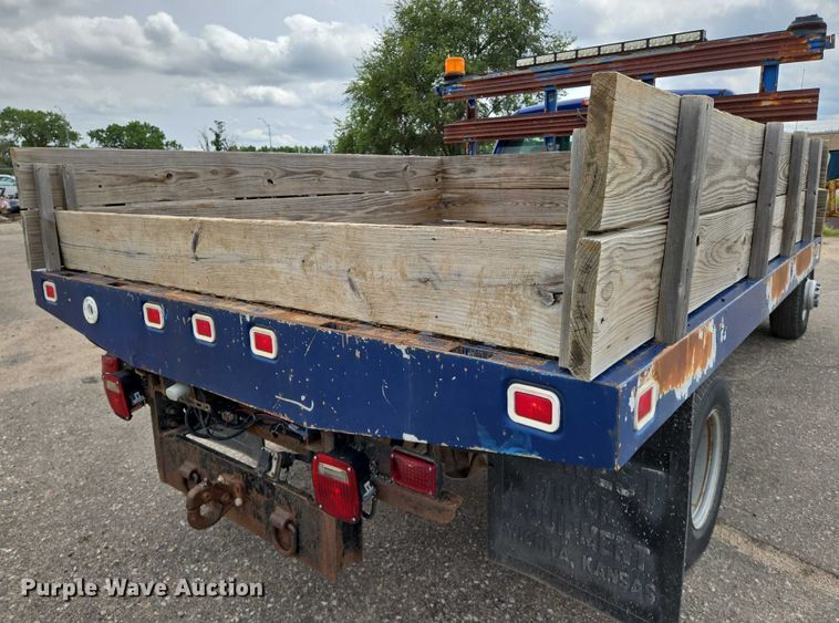 image for item EN8420 2003 Chevrolet  Silverado 3500 flatbed pickup truck