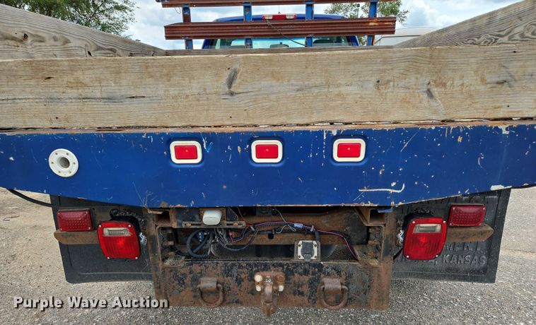 image for item EN8420 2003 Chevrolet  Silverado 3500 flatbed pickup truck