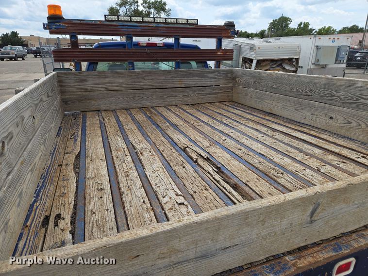 image for item EN8420 2003 Chevrolet  Silverado 3500 flatbed pickup truck