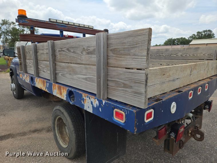 image for item EN8420 2003 Chevrolet  Silverado 3500 flatbed pickup truck