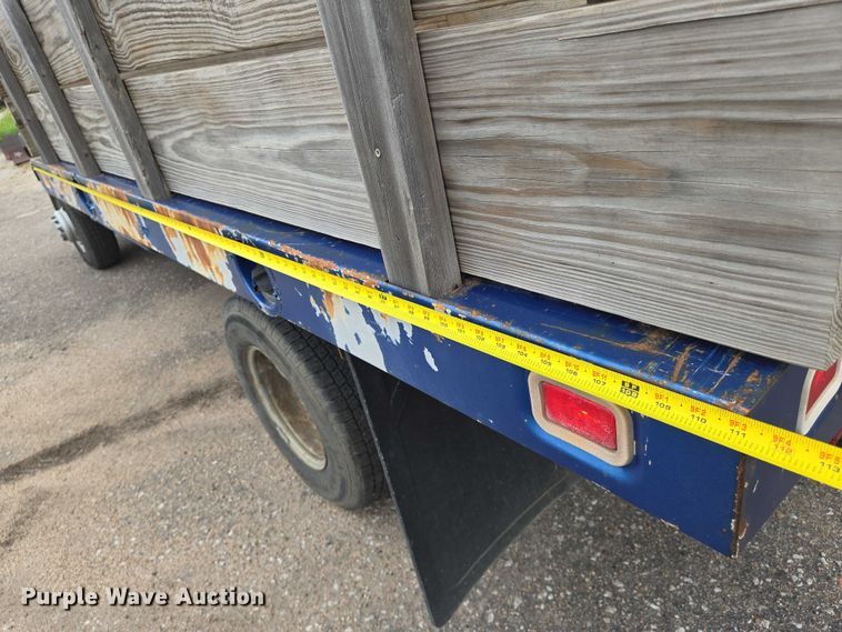 image for item EN8420 2003 Chevrolet  Silverado 3500 flatbed pickup truck