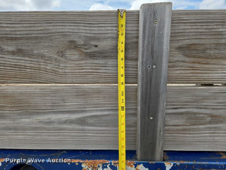 image for item EN8420 2003 Chevrolet  Silverado 3500 flatbed pickup truck