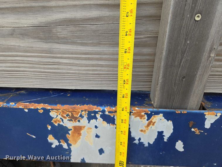 image for item EN8420 2003 Chevrolet  Silverado 3500 flatbed pickup truck