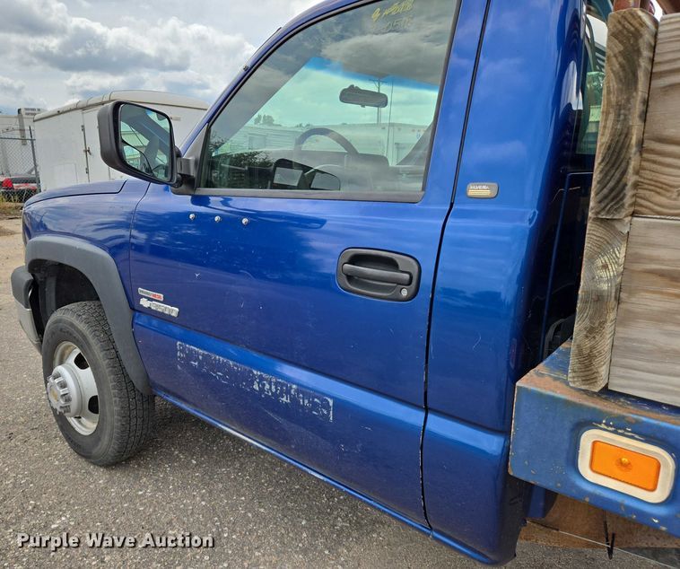 image for item EN8420 2003 Chevrolet  Silverado 3500 flatbed pickup truck