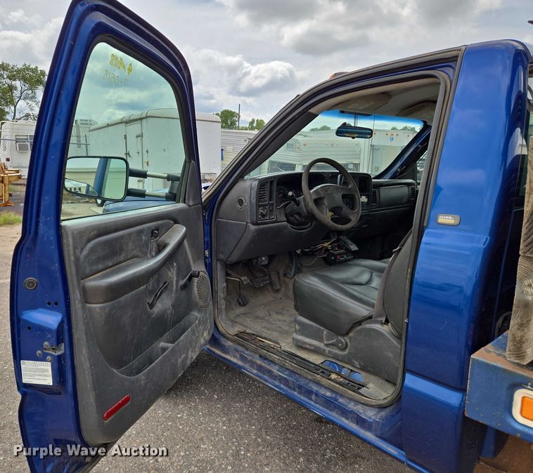 image for item EN8420 2003 Chevrolet  Silverado 3500 flatbed pickup truck