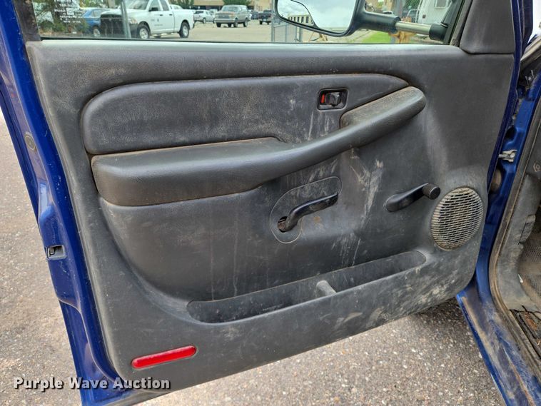 image for item EN8420 2003 Chevrolet  Silverado 3500 flatbed pickup truck