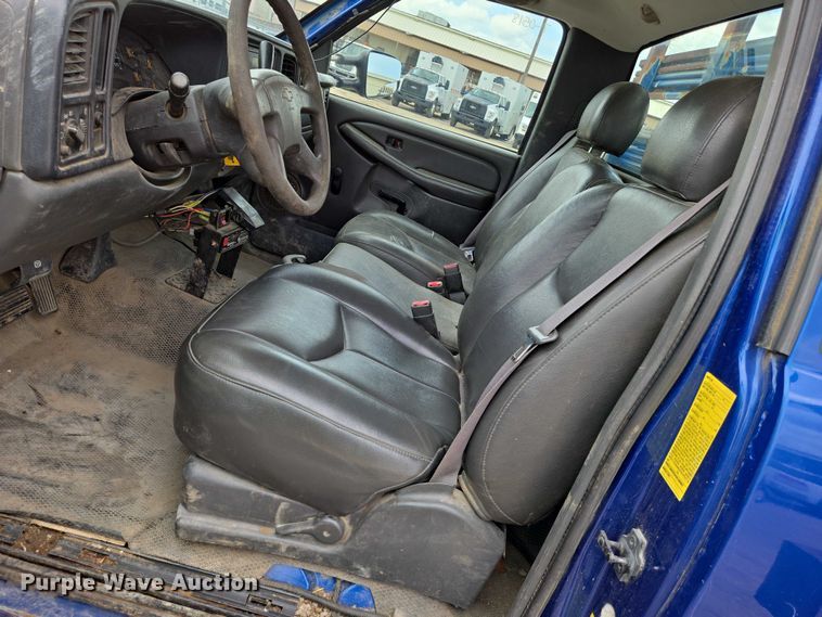 image for item EN8420 2003 Chevrolet  Silverado 3500 flatbed pickup truck