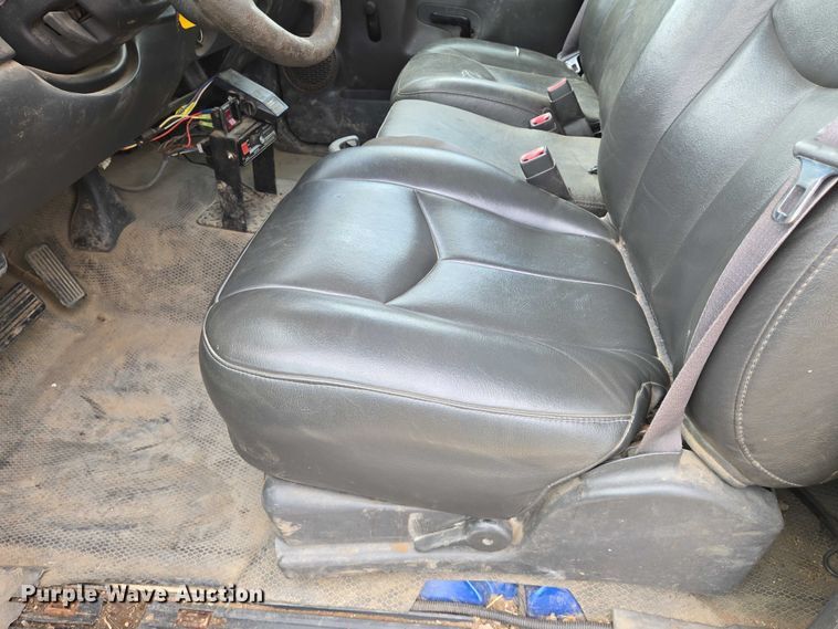 image for item EN8420 2003 Chevrolet  Silverado 3500 flatbed pickup truck