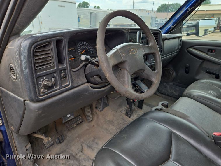 image for item EN8420 2003 Chevrolet  Silverado 3500 flatbed pickup truck