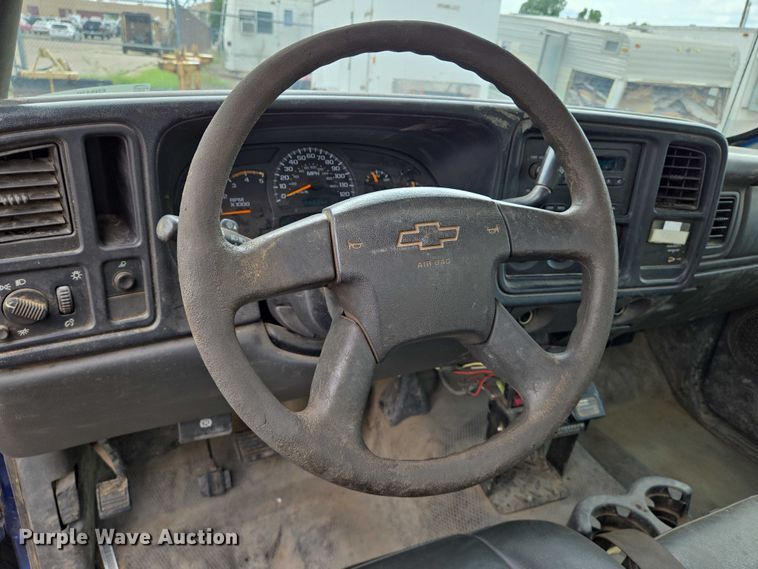 image for item EN8420 2003 Chevrolet  Silverado 3500 flatbed pickup truck