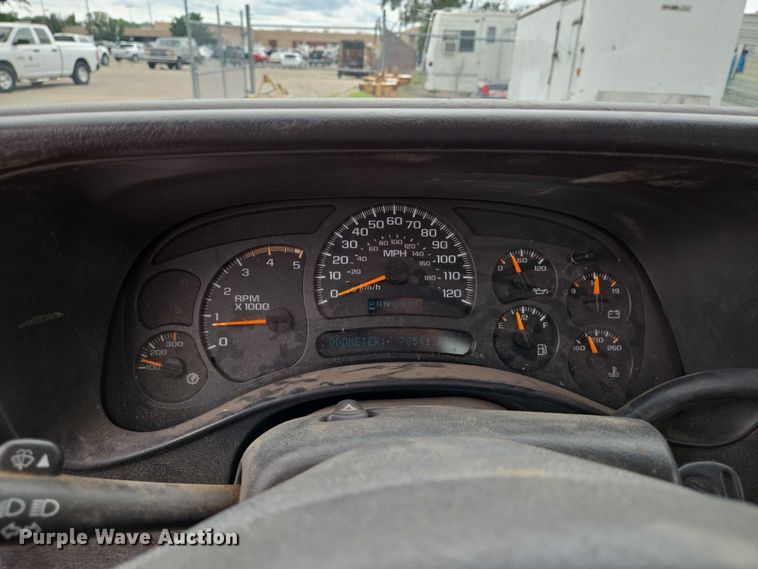 image for item EN8420 2003 Chevrolet  Silverado 3500 flatbed pickup truck