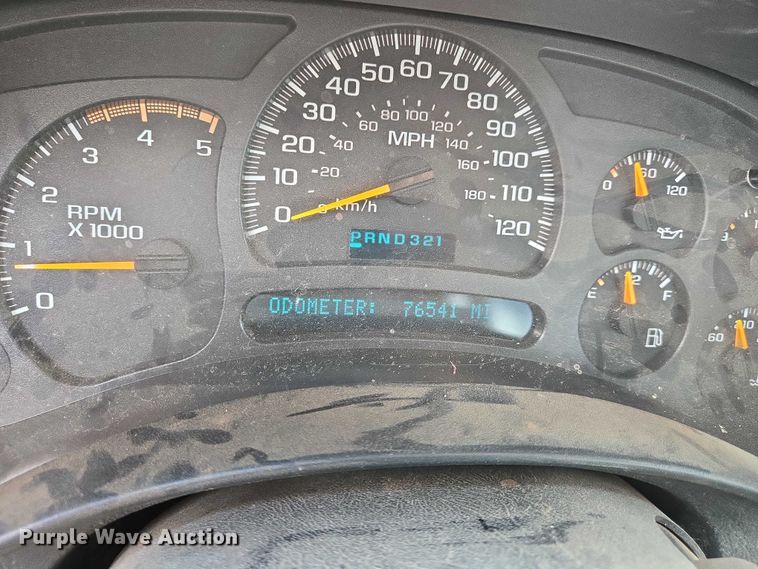 image for item EN8420 2003 Chevrolet  Silverado 3500 flatbed pickup truck