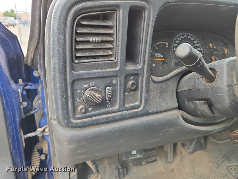 image for item EN8420 2003 Chevrolet  Silverado 3500 flatbed pickup truck