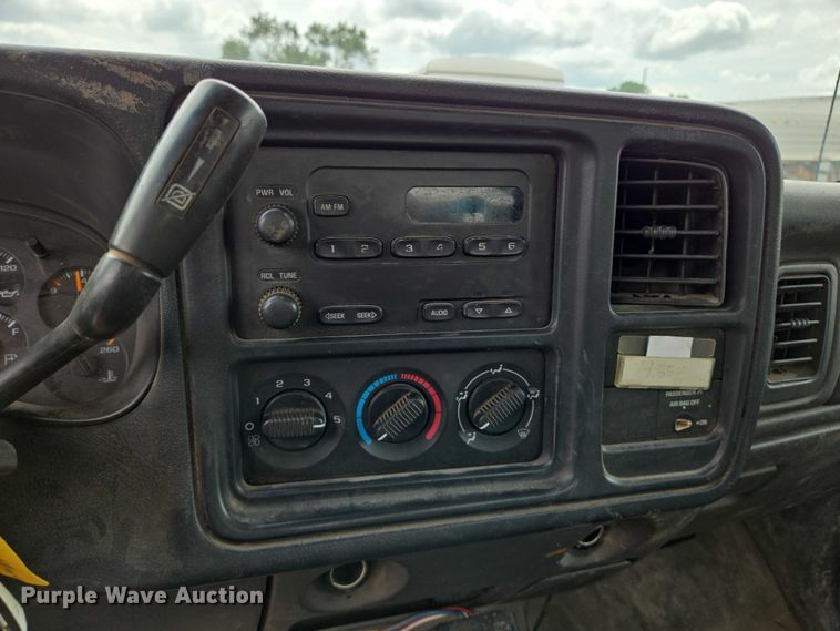 image for item EN8420 2003 Chevrolet  Silverado 3500 flatbed pickup truck