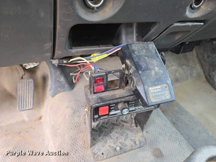 image for item EN8420 2003 Chevrolet  Silverado 3500 flatbed pickup truck