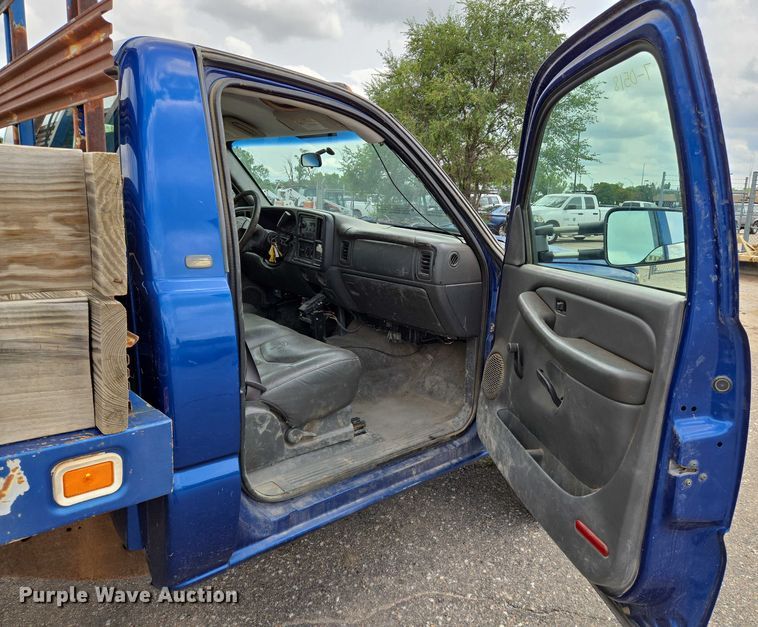 image for item EN8420 2003 Chevrolet  Silverado 3500 flatbed pickup truck