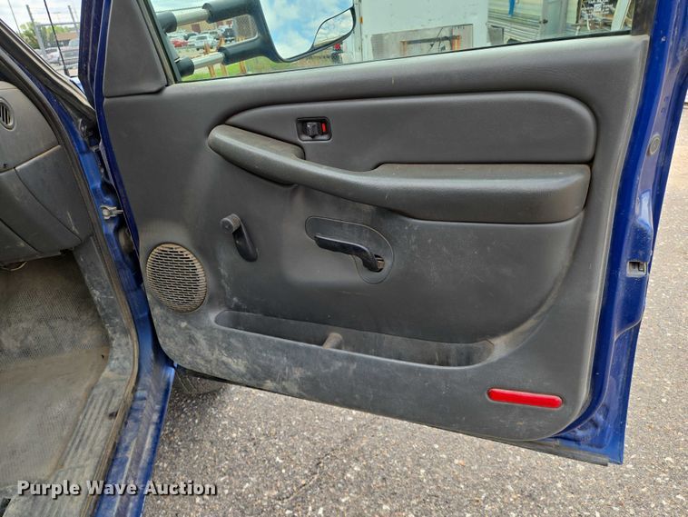 image for item EN8420 2003 Chevrolet  Silverado 3500 flatbed pickup truck