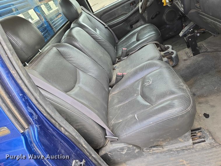 image for item EN8420 2003 Chevrolet  Silverado 3500 flatbed pickup truck