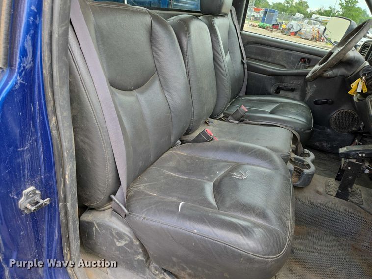 image for item EN8420 2003 Chevrolet  Silverado 3500 flatbed pickup truck