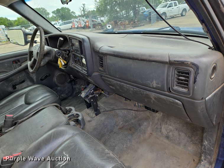 image for item EN8420 2003 Chevrolet  Silverado 3500 flatbed pickup truck