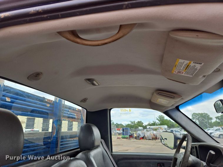 image for item EN8420 2003 Chevrolet  Silverado 3500 flatbed pickup truck