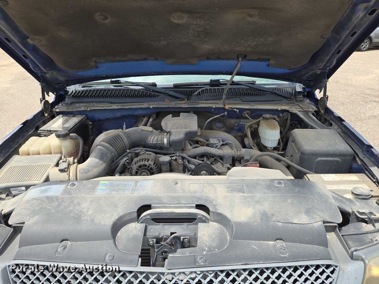 image for item EN8420 2003 Chevrolet  Silverado 3500 flatbed pickup truck