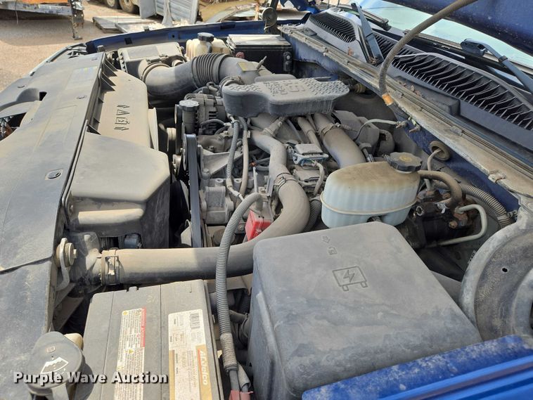 image for item EN8420 2003 Chevrolet  Silverado 3500 flatbed pickup truck