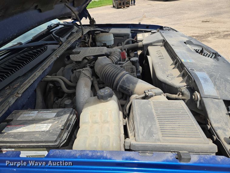 image for item EN8420 2003 Chevrolet  Silverado 3500 flatbed pickup truck