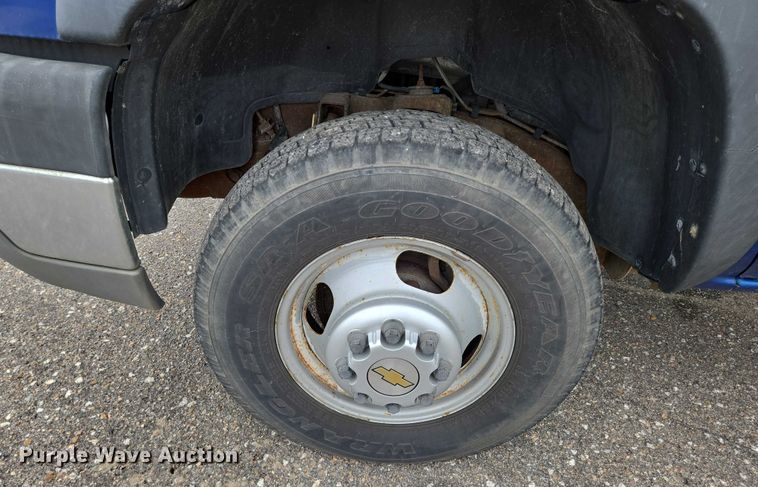 image for item EN8420 2003 Chevrolet  Silverado 3500 flatbed pickup truck