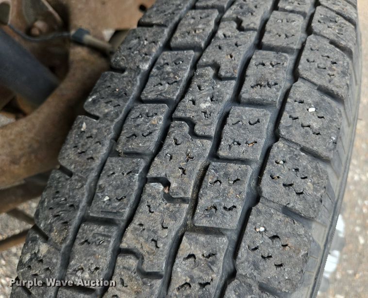 image for item EN8420 2003 Chevrolet  Silverado 3500 flatbed pickup truck