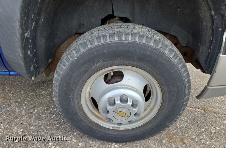 image for item EN8420 2003 Chevrolet  Silverado 3500 flatbed pickup truck