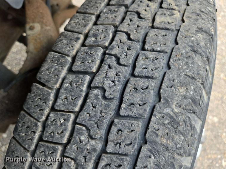 image for item EN8420 2003 Chevrolet  Silverado 3500 flatbed pickup truck