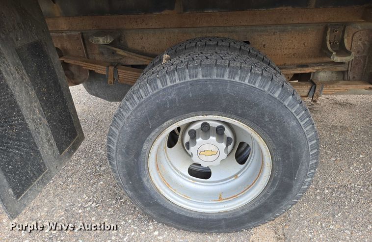 image for item EN8420 2003 Chevrolet  Silverado 3500 flatbed pickup truck