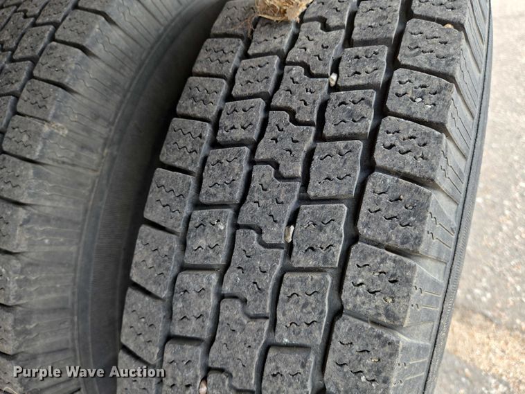 image for item EN8420 2003 Chevrolet  Silverado 3500 flatbed pickup truck