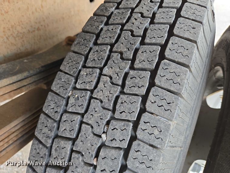 image for item EN8420 2003 Chevrolet  Silverado 3500 flatbed pickup truck