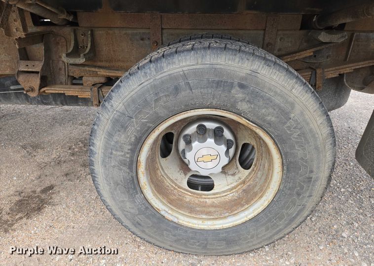 image for item EN8420 2003 Chevrolet  Silverado 3500 flatbed pickup truck