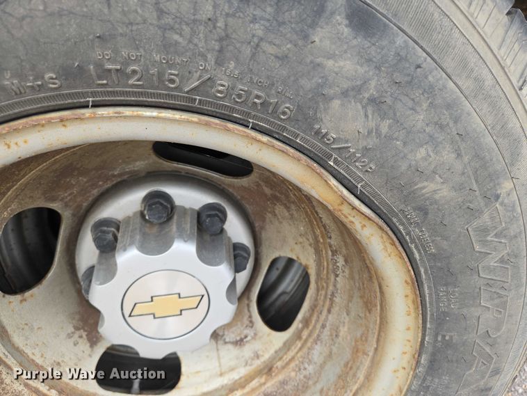 image for item EN8420 2003 Chevrolet  Silverado 3500 flatbed pickup truck