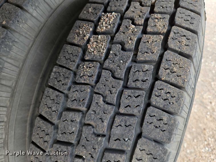 image for item EN8420 2003 Chevrolet  Silverado 3500 flatbed pickup truck