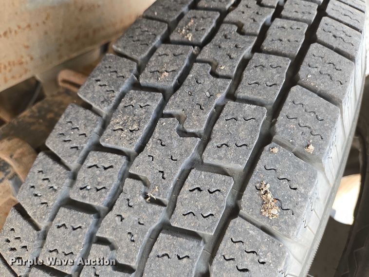 image for item EN8420 2003 Chevrolet  Silverado 3500 flatbed pickup truck