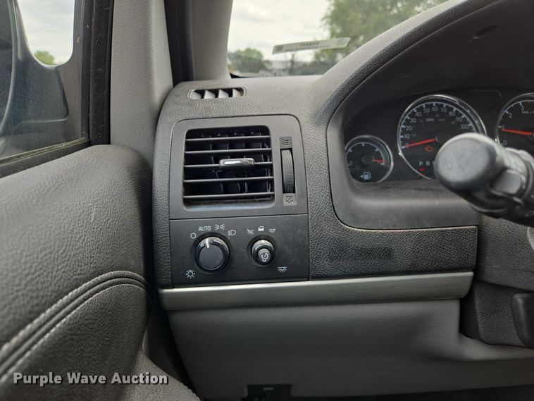 image for item EN8421 2008 Chevrolet Uplander LS van