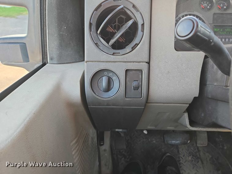 image for item EN8426 2010 Ford F450 Super Duty flatbed truck