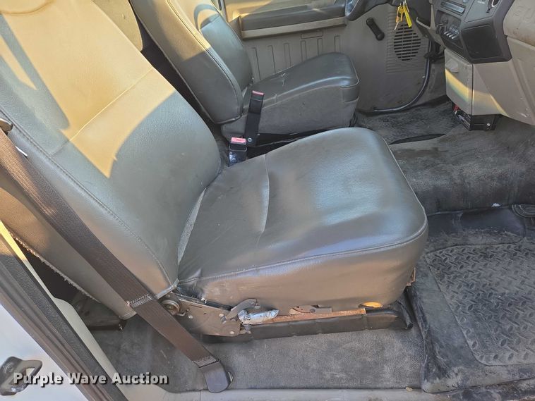 image for item EN8426 2010 Ford F450 Super Duty flatbed truck