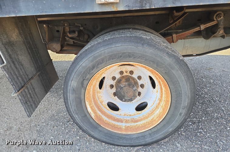 image for item EN8426 2010 Ford F450 Super Duty flatbed truck