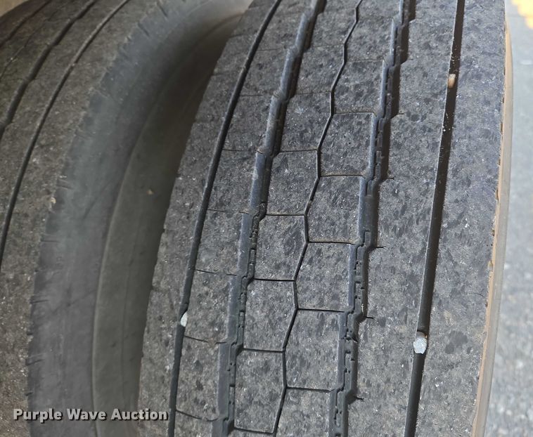 image for item EN8426 2010 Ford F450 Super Duty flatbed truck