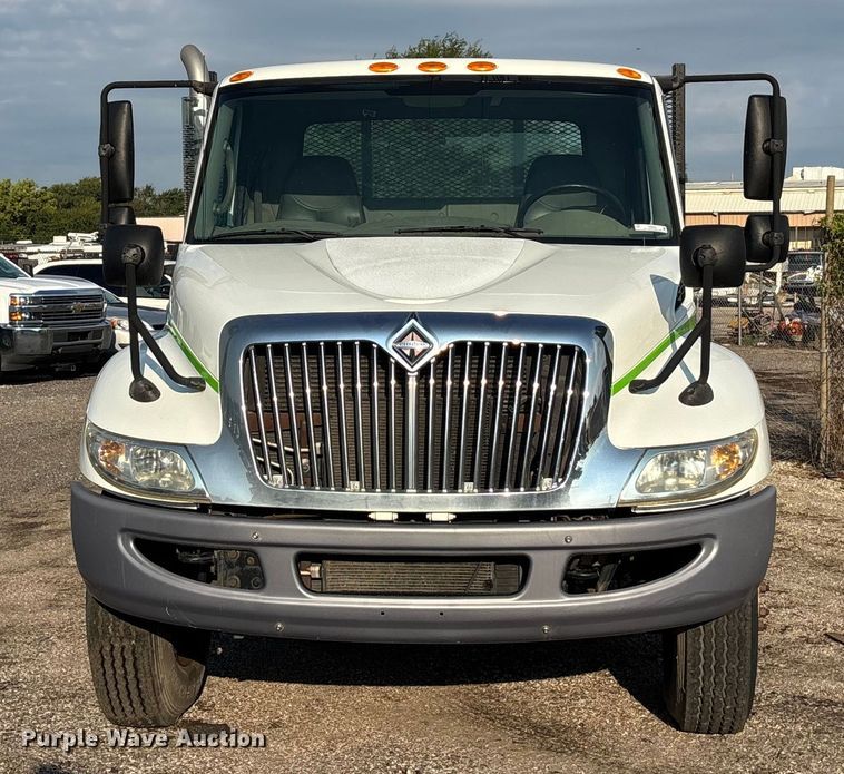 image for item EN8428 2010 International DuraStar 4300 flatbed truck