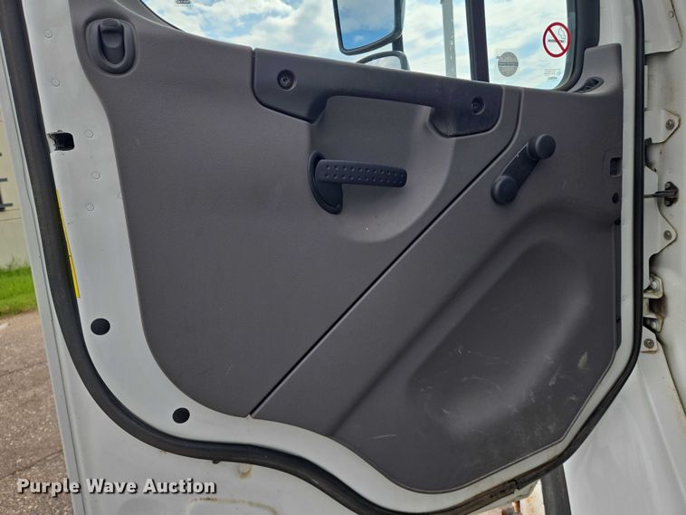 image for item EN8429 2012 Freightliner Business Class M2 bucket truck