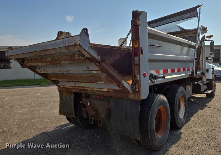 image for item EN8431 2009 International 7500 dump truck