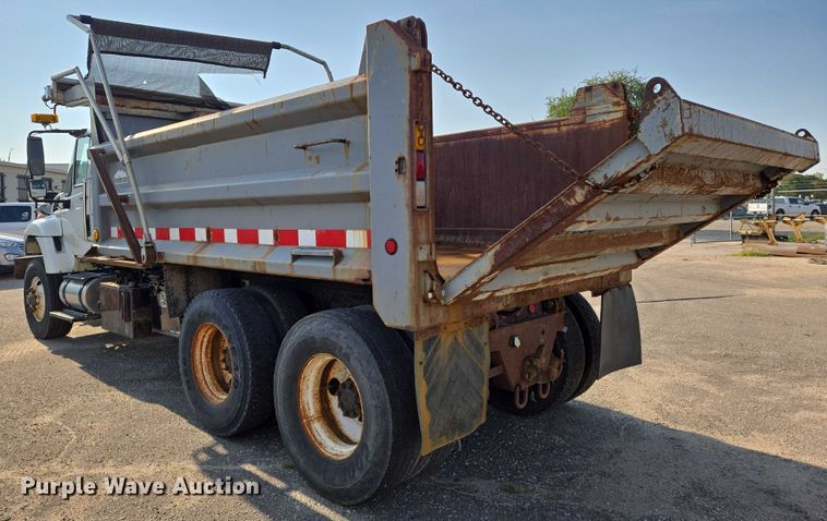 image for item EN8431 2009 International 7500 dump truck