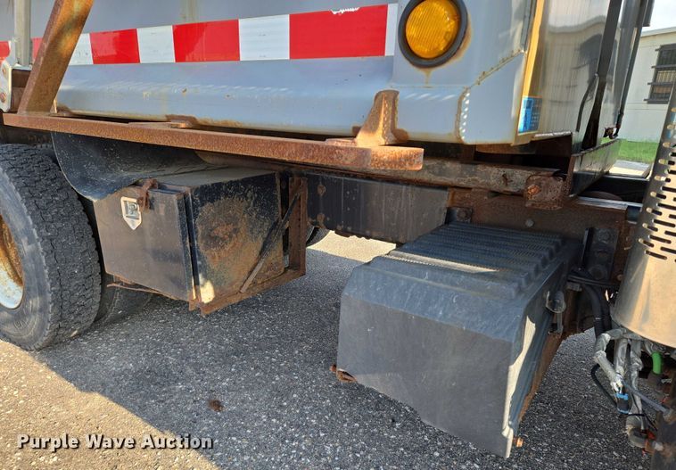 image for item EN8431 2009 International 7500 dump truck